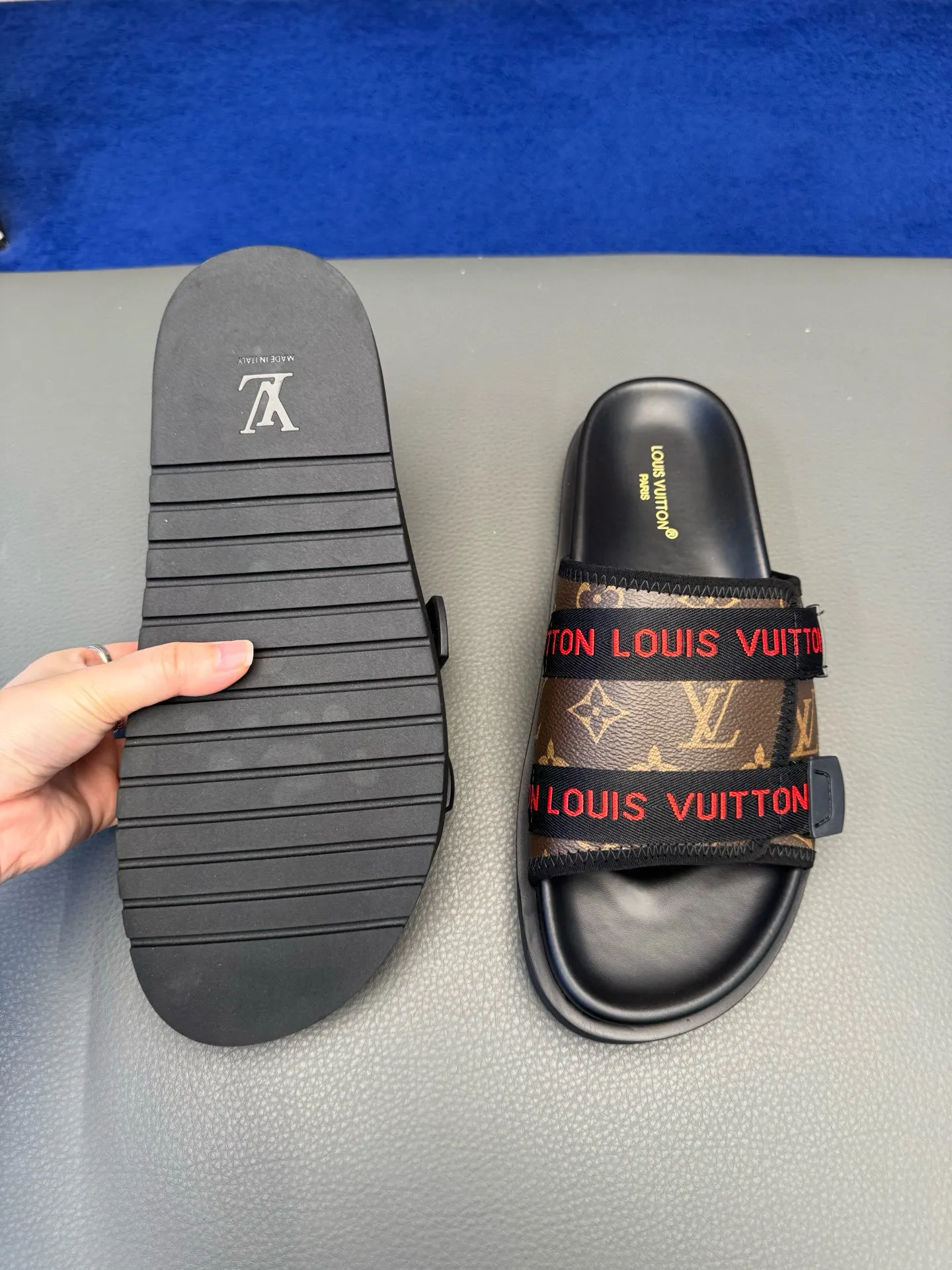 [L Home] P: 340💰Size: 38-45 Top purchasing lv men's summer slippers, classic presbyopia with soft real leather lining, unique color splicing effect, distinctive personality, fashionable and trendy essential style, light and comfortable. Lightweight and tough rubber insole, micro ridged foam outsole, super comfortable!